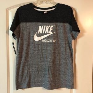 NEW WITH TAGS Nike Sportswear casual tee size M